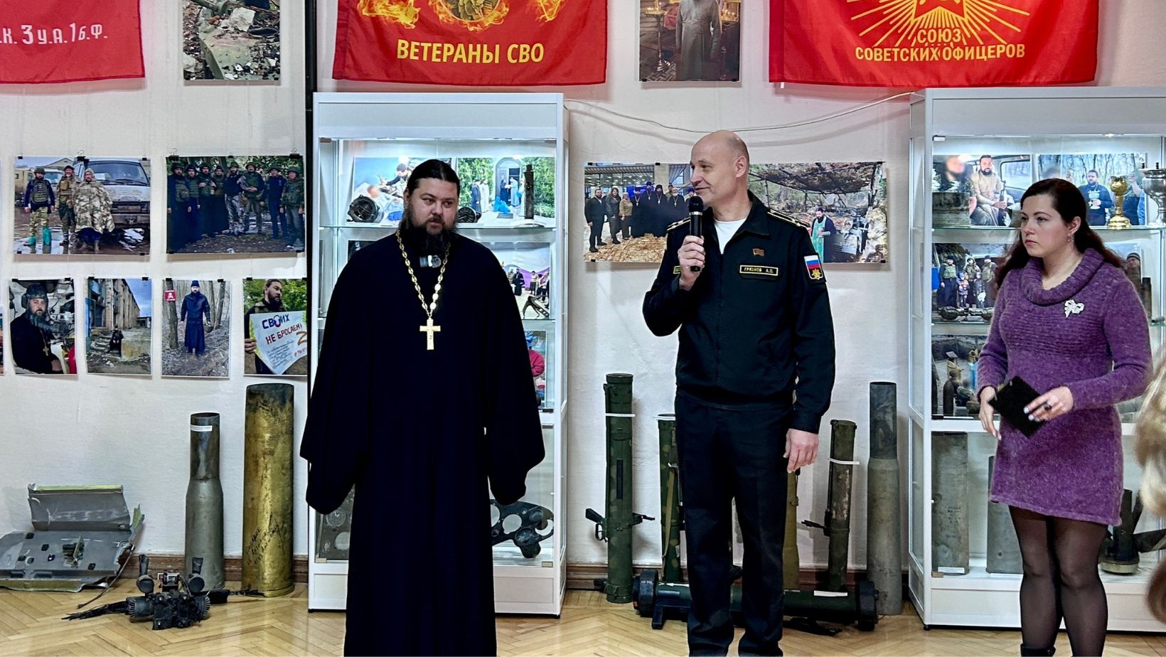 На фото: російський "ПОП" та російський окупант відкривають виставку&nbsp;в музеї старожитностей